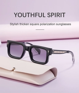 Detail der quadratischen polarisierten Sonnenbrille mit lila Gläsern und Metallbügeln