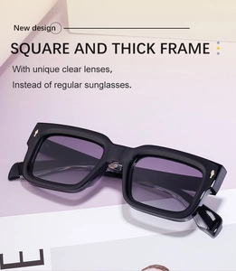 Makroaufnahme einer schwarzen quadratischen Sonnenbrille mit lila Verlaufsgläsern