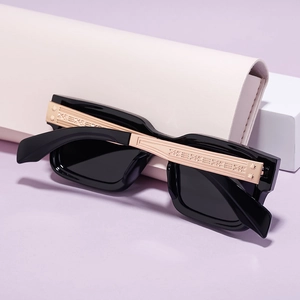 Details einer Vintage-Polarisationssonnenbrille mit gold gravierten Bügeln und Etui