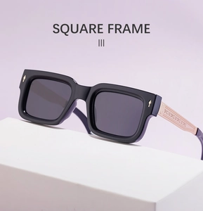 Detail der quadratischen Sonnenbrille mit roségoldenen Bügeln auf einem Display