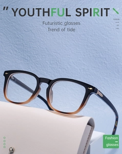 Détail d'une monture de lunettes carrée écaillée sur un étui en cuir crème