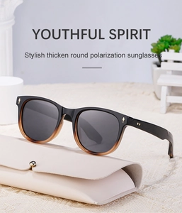 Détail de lunettes de soleil carrées polarisées avec monture dégradée et rivets dorés