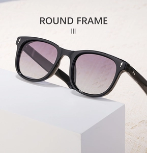 Détail de lunettes de soleil carrées polarisées avec flèches en métal et verres dégradés
