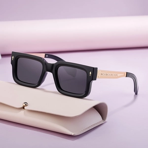 Retro quadratische Damen Sonnenbrille mit gold verzierten Bügeln und Brillenetui aus Leder