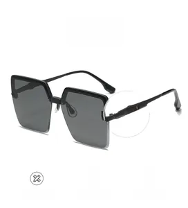 Détail des accents métalliques taillés en diamant et plaquettes nasales de lunettes de soleil