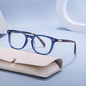 Monture de lunettes bleue rectangulaire avec branches en écaille et étui beige