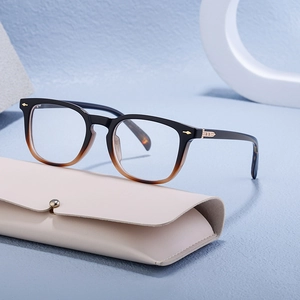 Monture de lunettes carrée dégradée noir et ambre avec un étui de protection en cuir