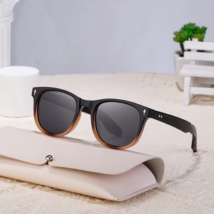 Lunettes de soleil polarisées carrées avec monture dégradée et rivets flèches dorés