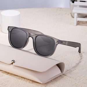 Lunettes de soleil carrées polarisées gris translucide avec étui en cuir beige