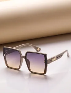 Detail van beige vierkante gepolariseerde zonnebril met paars verloop en gouden accenten