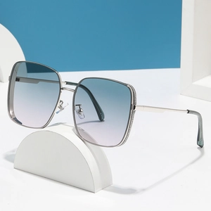 Fashionable square polarized sunglasses with silver metal frame and gradient color lenses