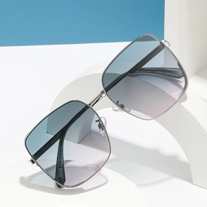 Fashionable square polarized sunglasses with silver metal frame and gradient blue-pink lens