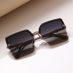 Lunettes de soleil carrées champagne avec verres dégradés et détails en métal chic