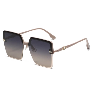 Lunettes de soleil carrées rose nude avec détails métalliques et verres dégradés