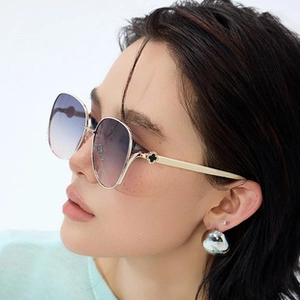 Detail of square polarized sunglasses with gradient purple lenses and clover temple deco