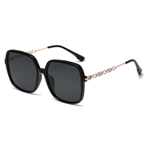 Polarized square sunglasses for women with black frame and gold hollow chain temples