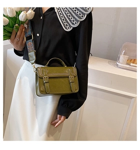 Détail du sac bandoulière vintage vert olive avec sa sangle tissée au style ethnique