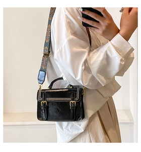 Sac bandoulière rétro en cuir noir avec surpiqûres blanches et sangle ethnique