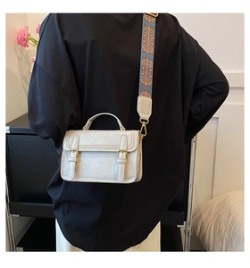 Petit sac bandoulière blanc chic avec détail de sangle d'épaule tissée de style ethnique