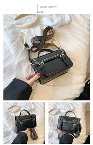 Détail du sac bandoulière noir avec large sangle ethnique et finition cuir clouté