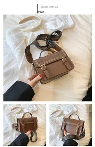 Détail du sac bandoulière vintage marron avec sangle tissée aux motifs ethniques