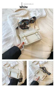Détail du sac bandoulière blanc vintage avec matériel doré et sangle tissée rétro colorée