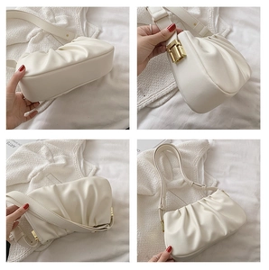 Détails du sac nuage plissé blanc avec boucle en métal doré et texture en cuir PU souple