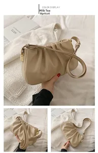 Vues détaillées du sac plissé abricot avec bandoulière en cuir et boucles dorées