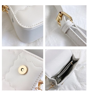 Detailsicht der weißen gesteppten PU-Tasche mit Goldbeschlägen und zwei Innenfächern