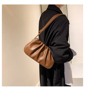 Détail d'un sac nuage plissé marron foncé avec cuir souple et fine bandoulière réglable