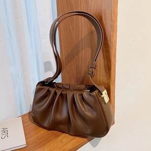 Sac à épaule plissé marron foncé minimaliste en similicuir avec boucles métalliques dorées