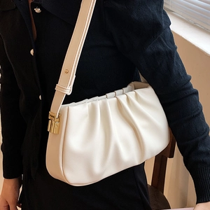 Sac nuage plissé blanc crème chic avec large bandoulière et boucle en métal doré