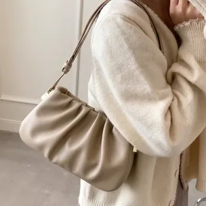Sac nuage plissé minimaliste beige crème pour femme avec bandoulière et texture souple