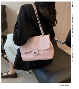 Détail du sac à main matelassé rose clair avec bandoulière chaîne et fermoir rotatif