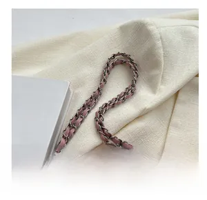 Détail du sac matelassé rose avec bandoulière en chaîne de métal argenté tressé