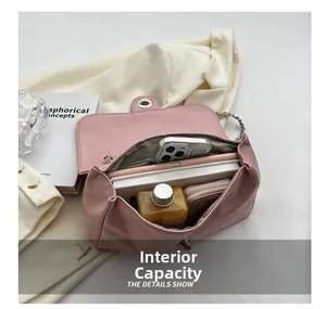 Sac à bandoulière rose matelassé avec intérieur spacieux pour téléphone et carnet