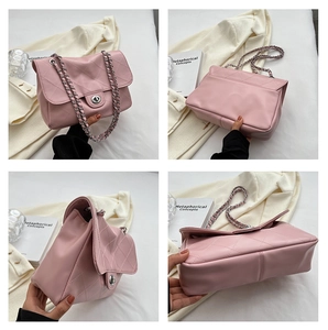 Vues détaillées d'un sac à bandoulière matelassé rose avec fermoir rotatif et chaîne en PU