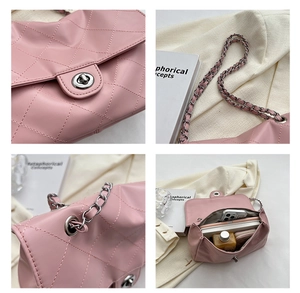 Détails du sac matelassé rose montrant le fermoir rotatif, la chaîne et l'intérieur