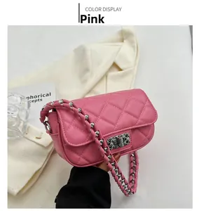 Dettaglio della borsa in pelle PU trapuntata rosa con catena argento e chiusura a scatto