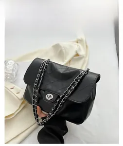 Vue de dessus d'un sac à bandoulière en cuir matelassé noir avec chaîne et fermoir métal