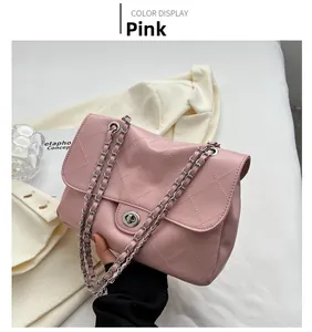 Détail du sac à rabat rose matelassé avec bandoulière chaîne et fermoir pivotant