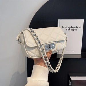 Elegante borsa beige a tracolla trapuntata con catena argento e chiusura a girello