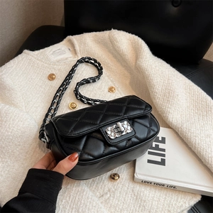 Elegante borsa a tracolla trapuntata nera con catena argento su tessuto tweed bianco