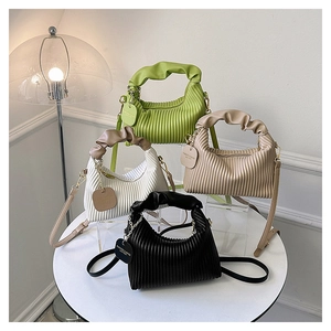 Sacs à main plissés en croissant vert, blanc, beige et noir avec chaîne dorée chic