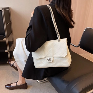 Sac à bandoulière matelassé blanc pour femme avec rabat et boucle rotative argentée