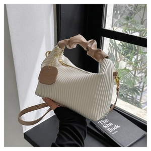 Détail du sac à main plissé blanc avec poignée froncée marron et chaîne dorée