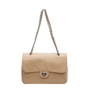 Sac à rabat classique en cuir matelassé beige avec chaîne argentée et fermoir ovale