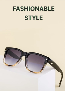Détail de lunettes de soleil carrées avec verres dégradés violets et étoiles dorées