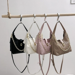 Borsa a mano plissettata in quattro colori con catena dorata e tracolla rimovibile