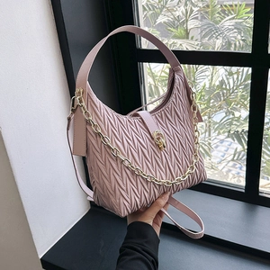 Borsa a mano plissettata rosa in pelle con catena dorata e design minimalista moderno